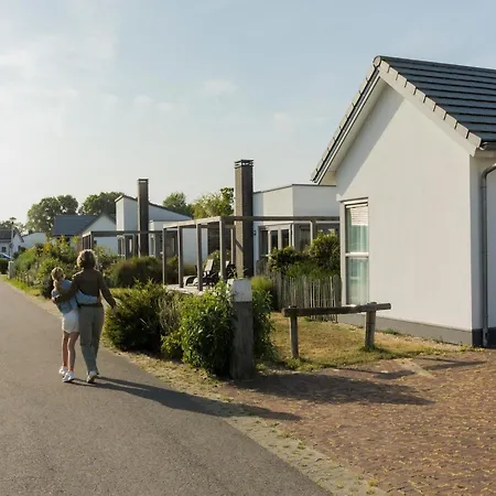Detached, Single-storey Just Steps From The Sea