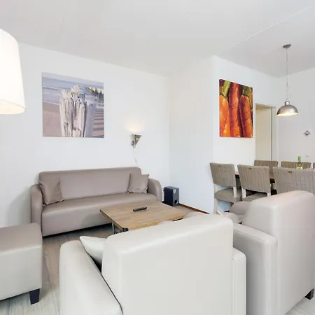 Detached, Single-storey Just Steps From The Sea *
